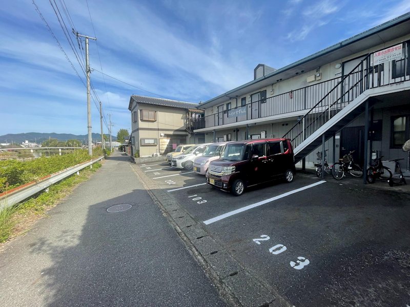 ハイツすずらん 駐車場