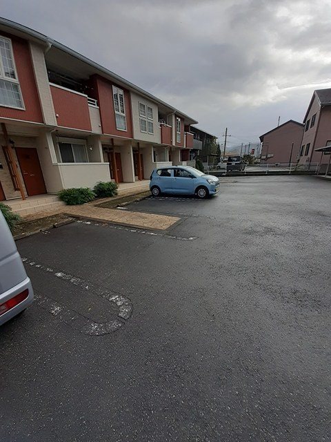 サンローラＢ 駐車場