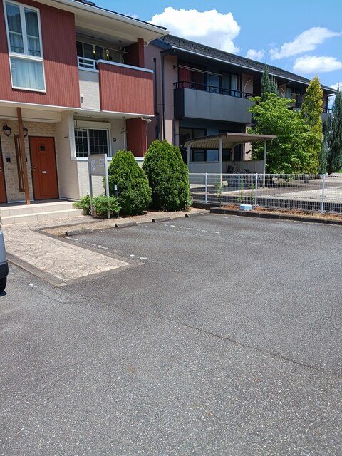 サンローラＢ 駐車場