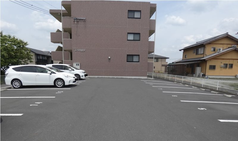 ユーミールグランⅡ 駐車場
