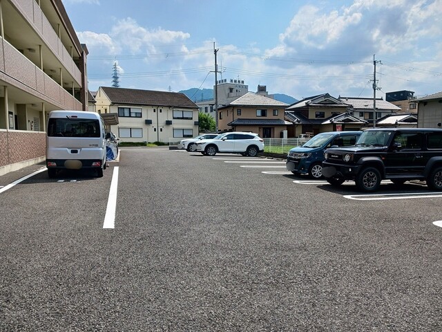 ピニーズコート 駐車場