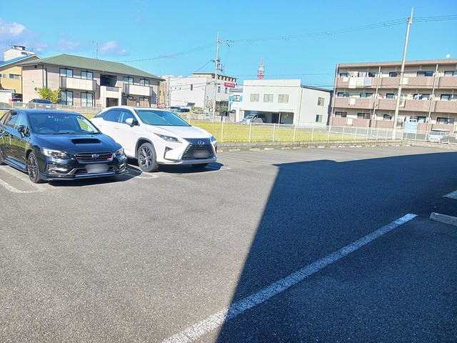 ピニーズコート 駐車場