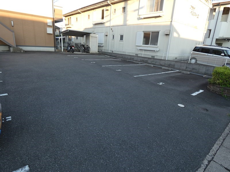 フフテンゲルハイツ 駐車場