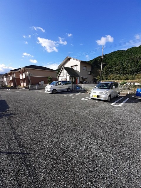 リヴィエールサラサＡ 駐車場