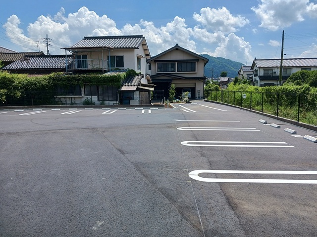 メゾン１２朝来 駐車場