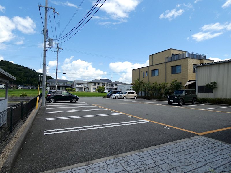 イースト　 駐車場