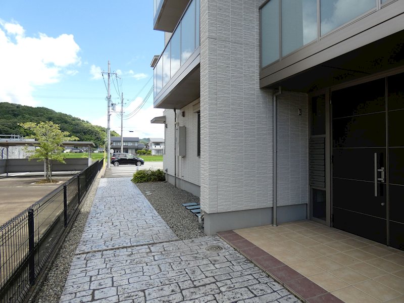 イースト　 エントランス
