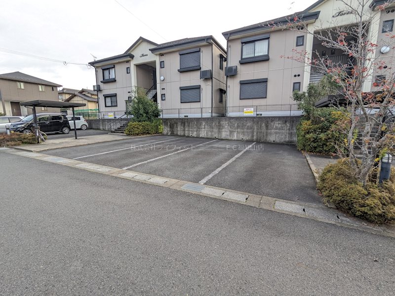 フォーレス駒場 駐車場