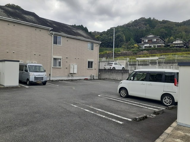 アボンデーレＢ 駐車場