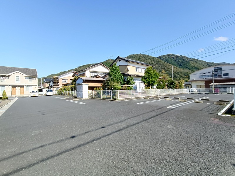 フロイライン　アミィＢ 駐車場