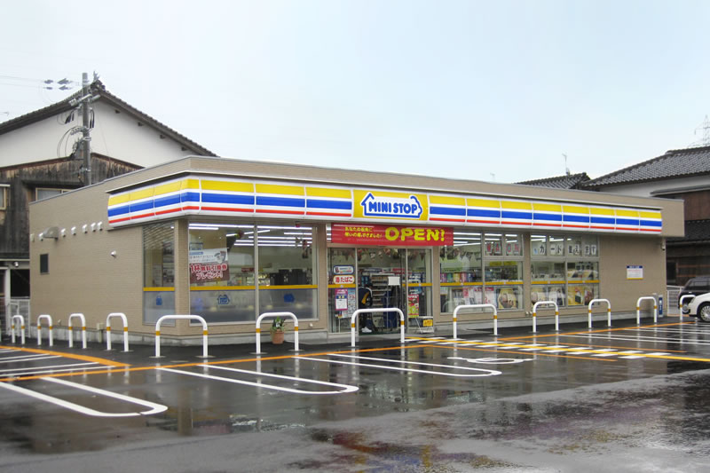 SUBURB　HOME　おおた2 コンビニ