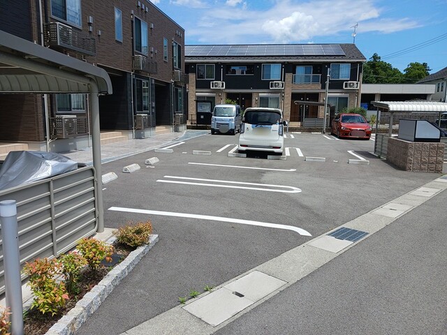 ホワイトストーク九日市 駐車場