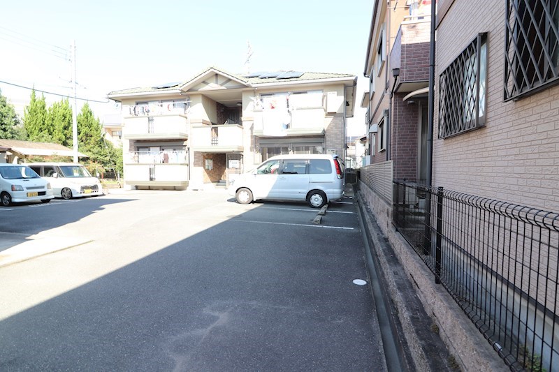 ラフィーネ結崎B 駐車場