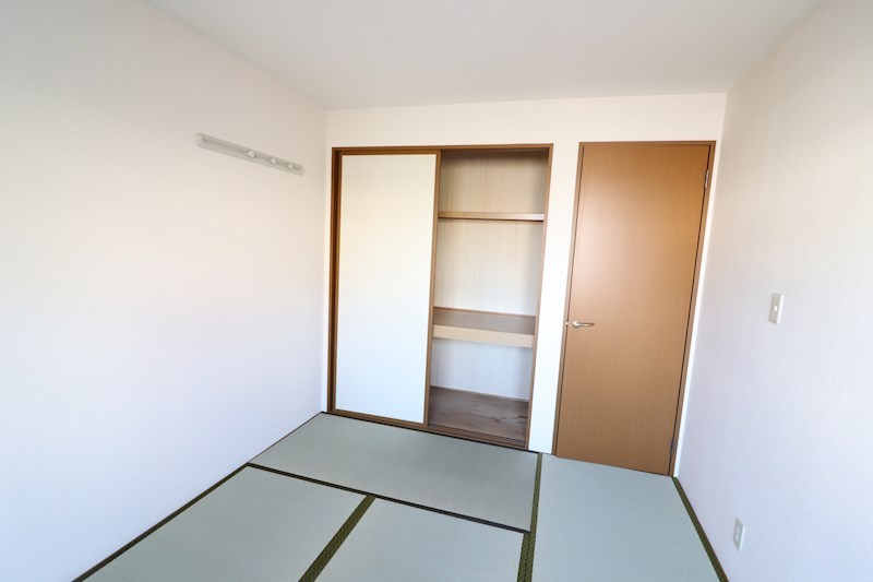 ラフィーネ結崎B 収納