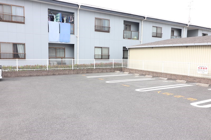 ブルジュール 駐車場