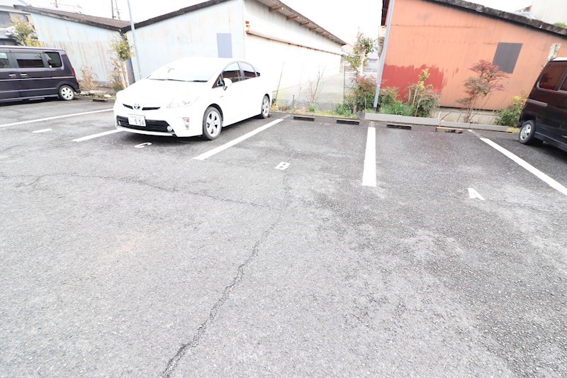 ロイヤルハイツしきⅡ番館 駐車場