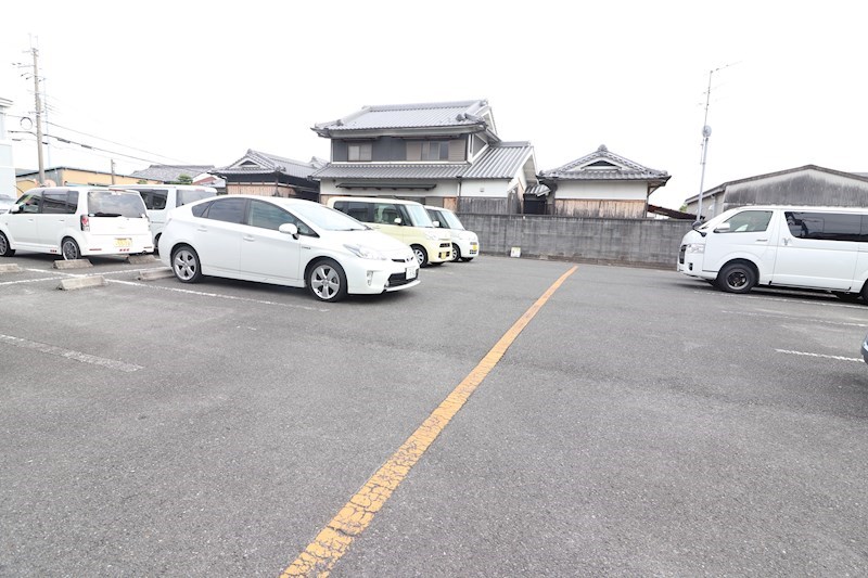 ブランドールB 駐車場