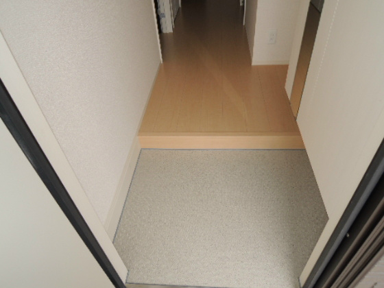 アゼリアN 玄関