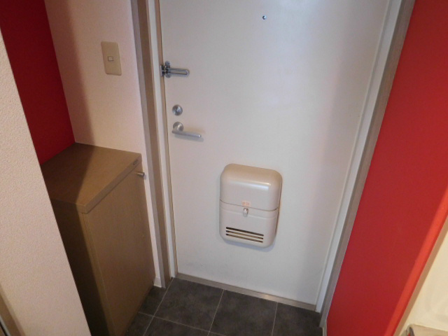 リヴァーシャロウ西三荘 玄関