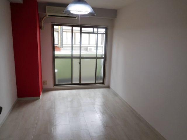 リヴァーシャロウ西三荘 リビング