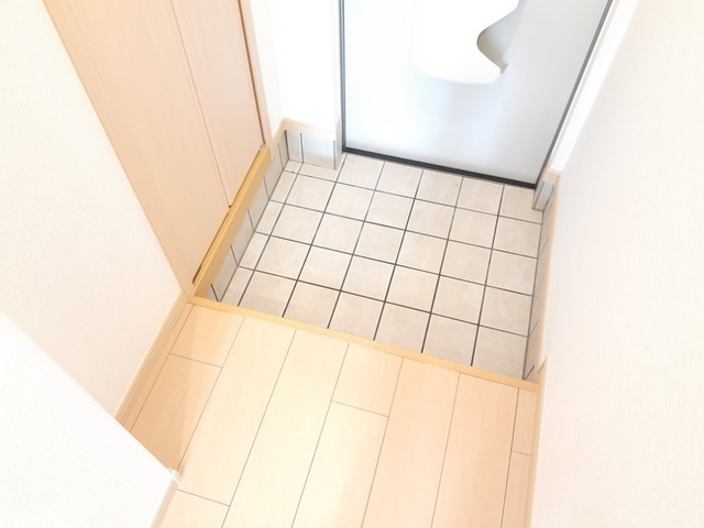 プレジェーネ　一津屋 玄関