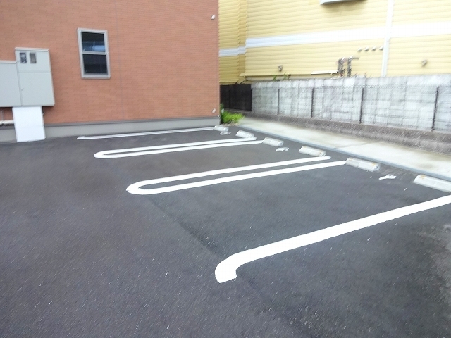 メゾン・ロザージュ 駐車場