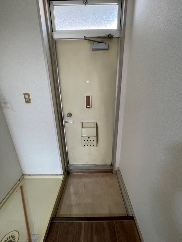 愛知県名古屋市千種区内山１丁目 玄関