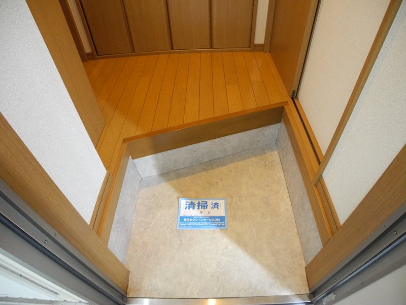 MODERN 西山 玄関