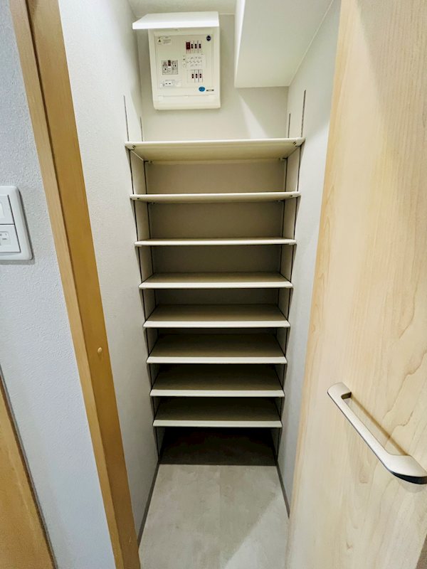 MODERN PALAZZO 東本町 玄関