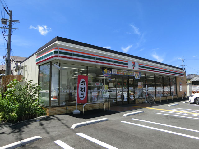 八尾市中田２丁目貸家 コンビニ