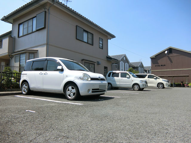 シャルム南山本 駐車場