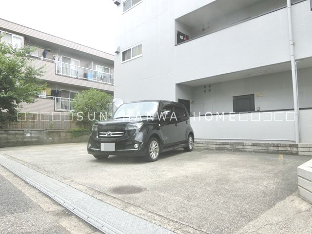 ビートル山本北E棟 駐車場