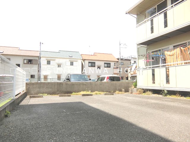 サンロイヤル 駐車場