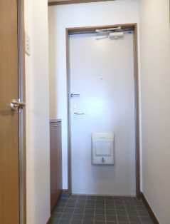 アヴニールS 玄関