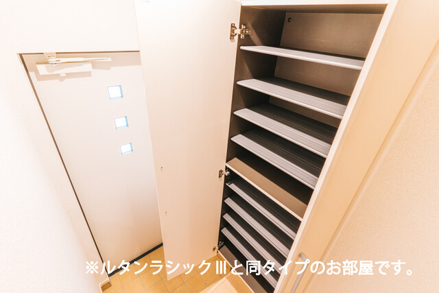 メゾン・セレニテ　Ｃ 収納