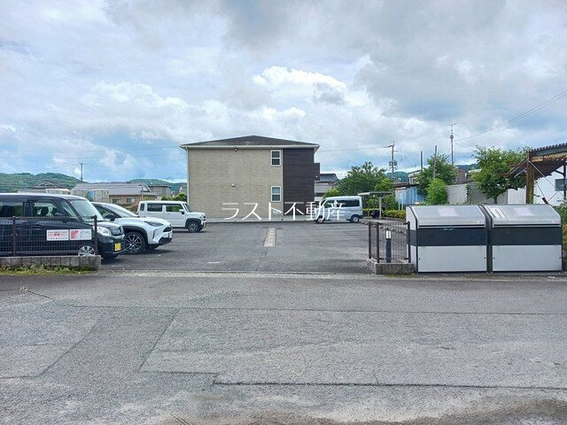 ウエストインA 駐車場