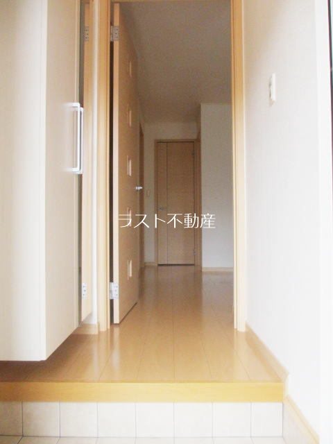 ウエストインB 玄関