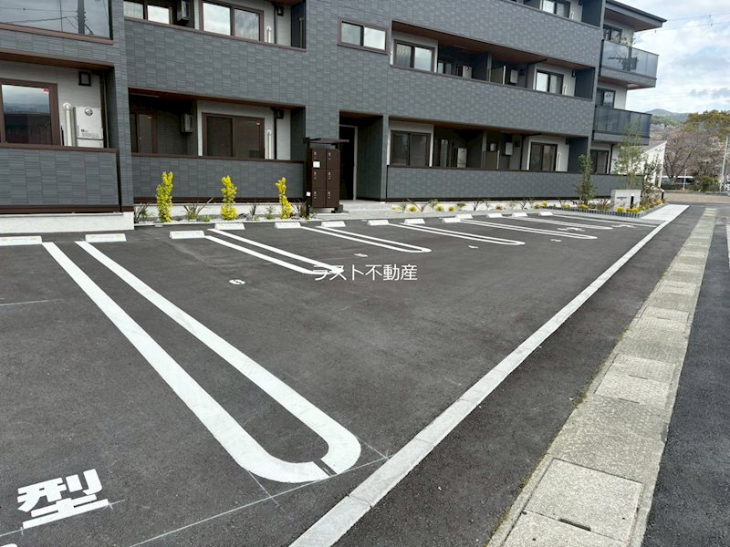 M&S RESIDENCE LIEN 駐車場