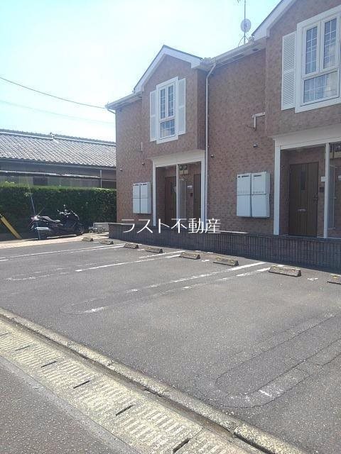クレストールF 駐車場
