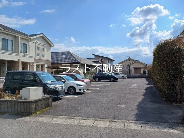 リー・ロアンヌⅡ 駐車場