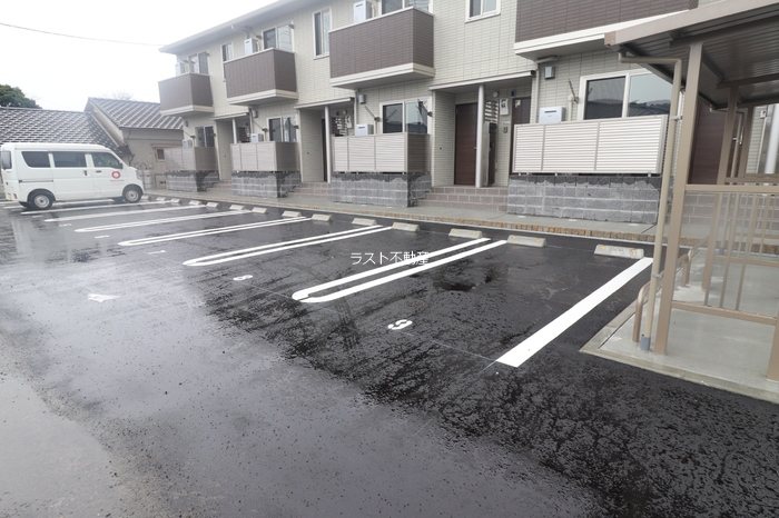 クレスト黄金町 駐車場