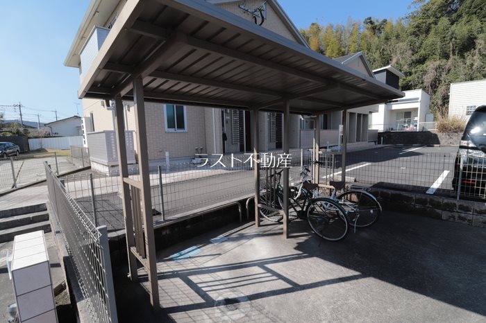 ウエスタンヒルズ　A棟 駐車場