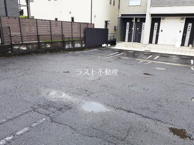 リバーサイド・グラースK 駐車場