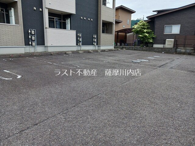 リバーサイド・グラースK 駐車場