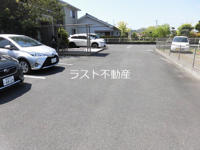 サンモール　スクエア 駐車場