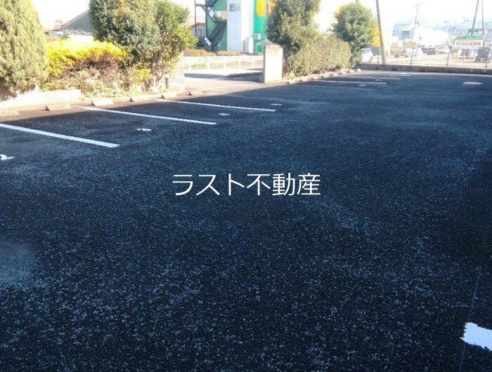 スリーゼメゾンジェイエス 駐車場