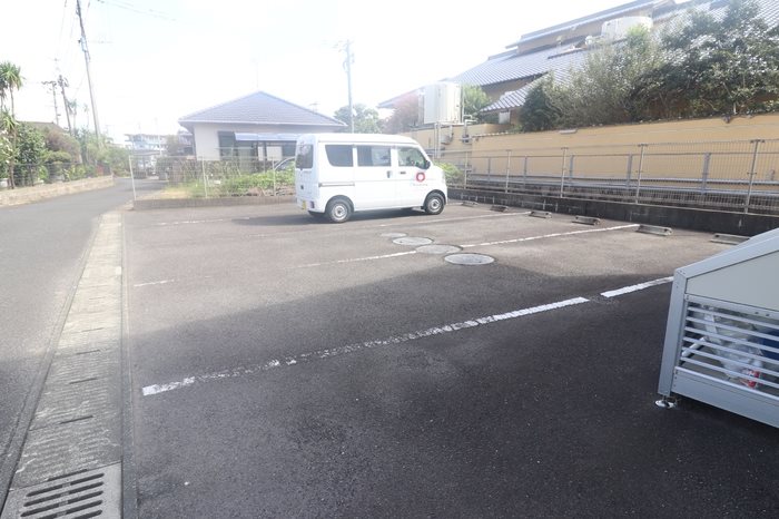 フルール 駐車場