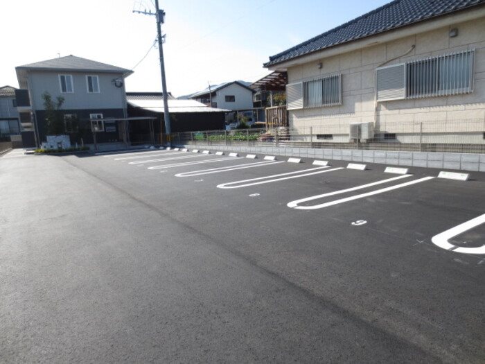 ラヴィエルジュ坂之上 駐車場
