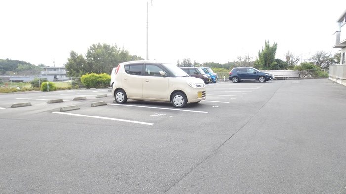 ルーチェ・アモン　B棟  駐車場