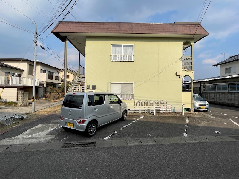 ハイツ渡辺 駐車場